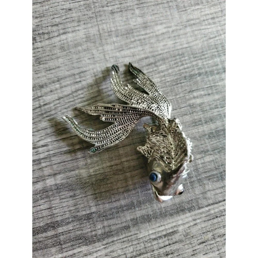 Beautiful Vintage Silver-Toned Fancy Goldfish / Black Moor Brooch Pin